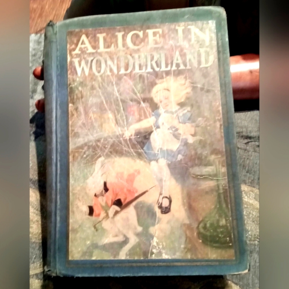 ALICE 'S ADVENTURES IN WONDERLAND AND THROUGH E LOOKING-GLASS